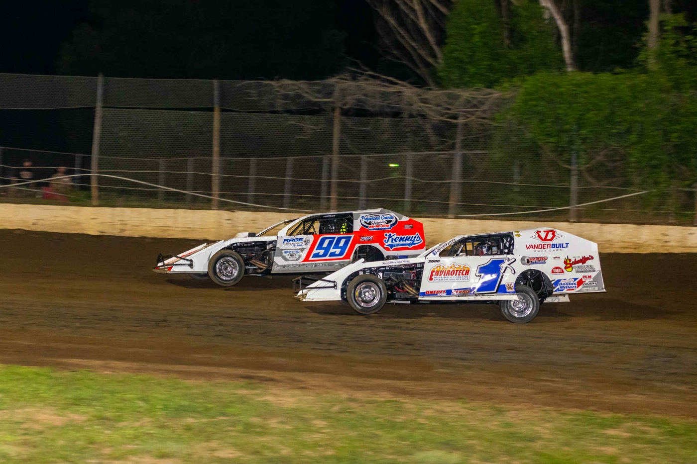 Brad Smith (99) held off Tim Karrick (1k) in B-Mod action for his 47th Career CMS Victory! Photo by Josh Allee.